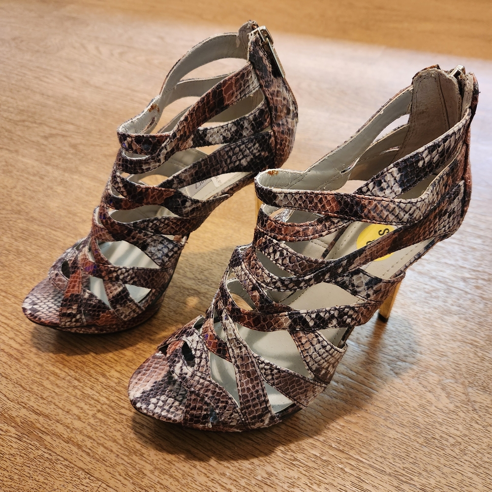 Jennifer Lopez Viviene Snake Strappy Heels w Zip Closure & Gold Heels, Size 8